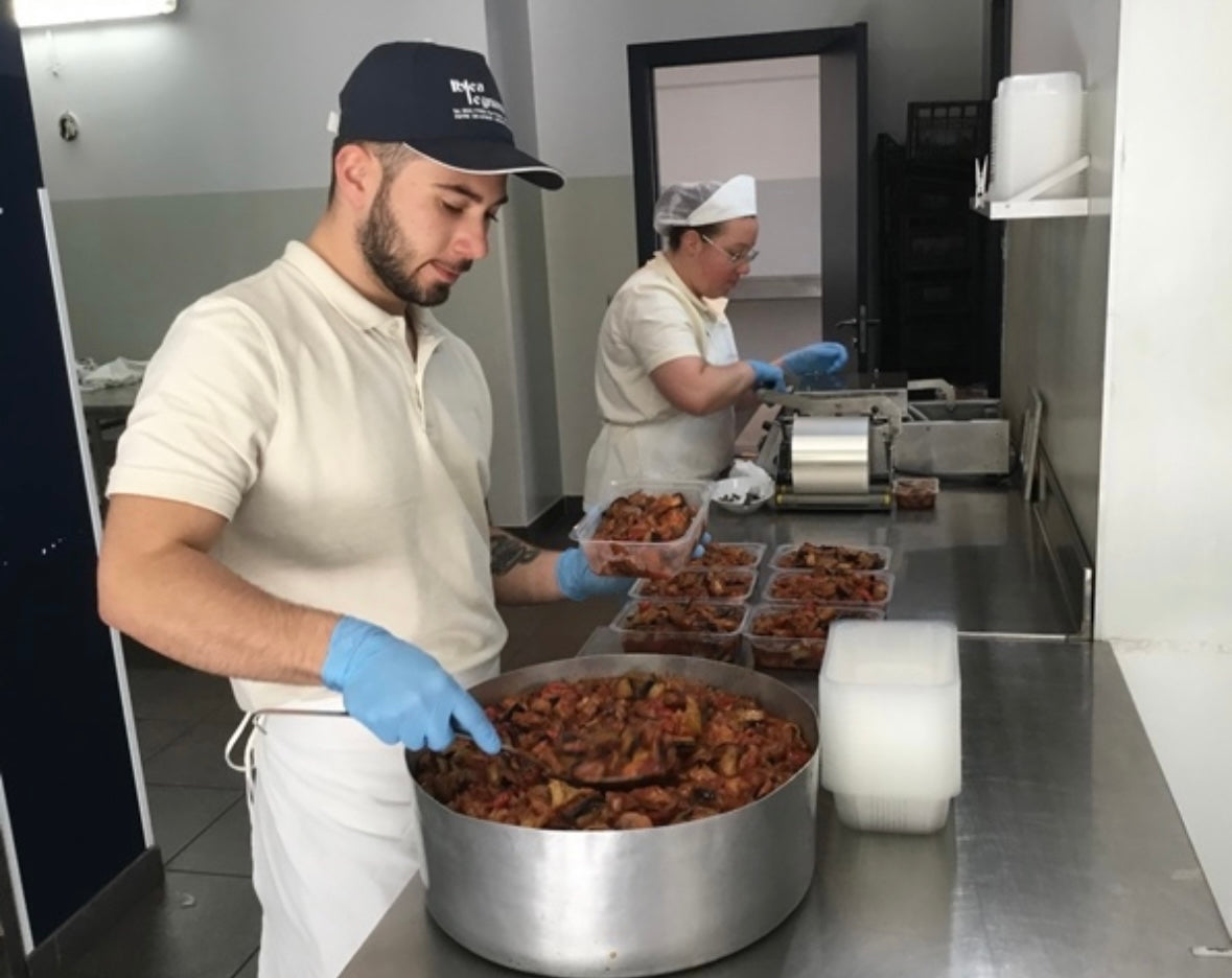 Un tuffo nell'Autentico Sapore di Sicilia: La Caponata Siciliana vo n MiTilSiciliano.com