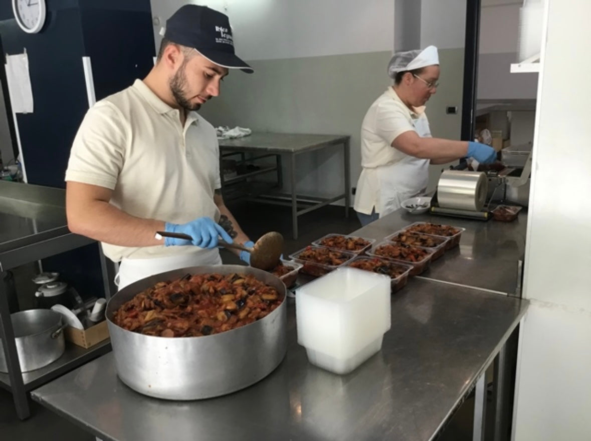 Un tuffo nell'Autentico Sapore di Sicilia: La Caponata Siciliana vo n MiTilSiciliano.com